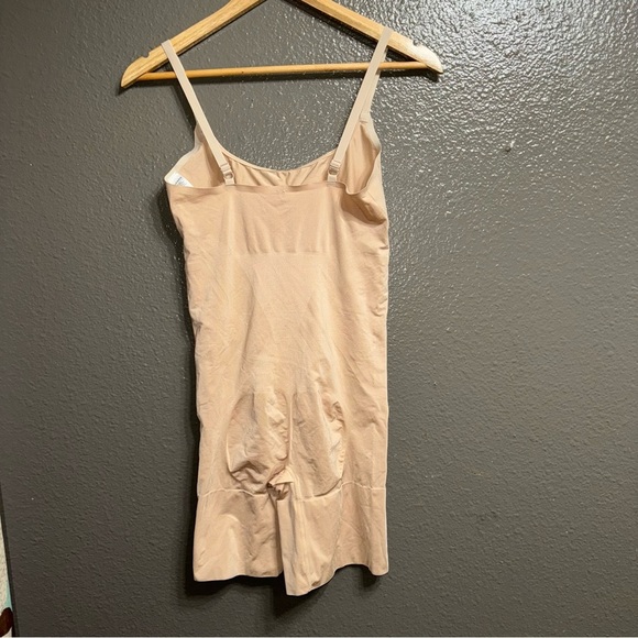 Spanx ONCORE Open Bust Mid Thigh Bodysuit size XL - Picture 2 of 4